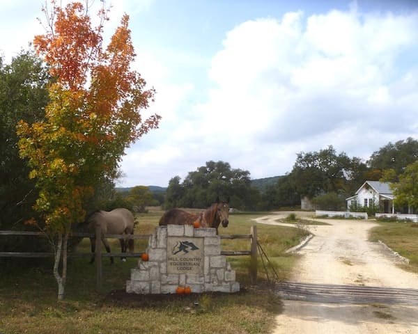 Hill Country Equestrian Lodge - Texas